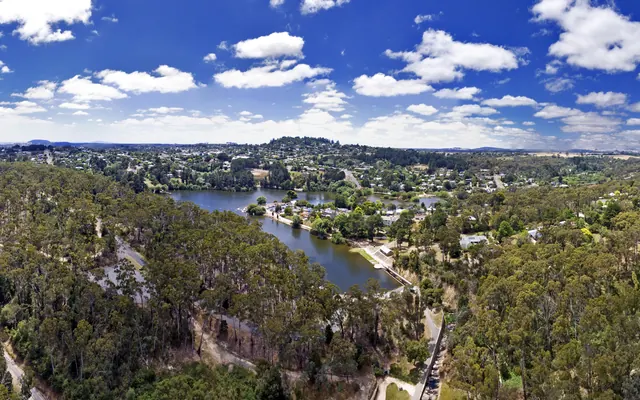 Lake Daylesford and the town from the air