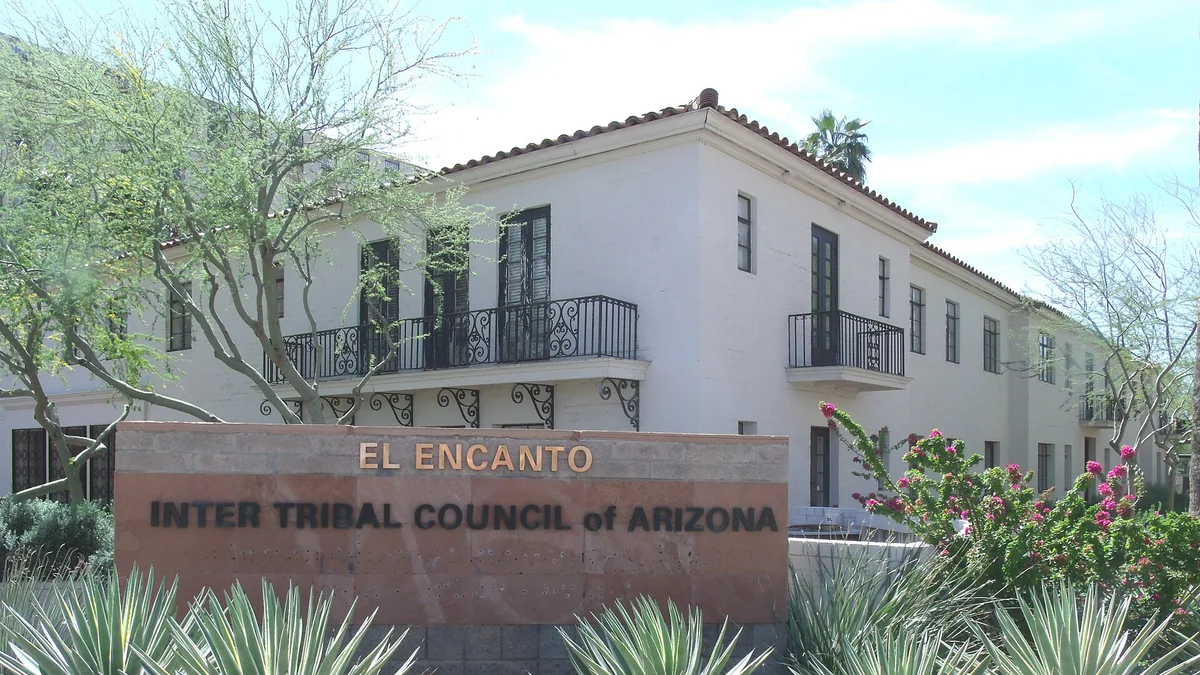 The El Encanto apartment building in Phoenix, Arizona, a low-rise 1939 building with mature landscaping