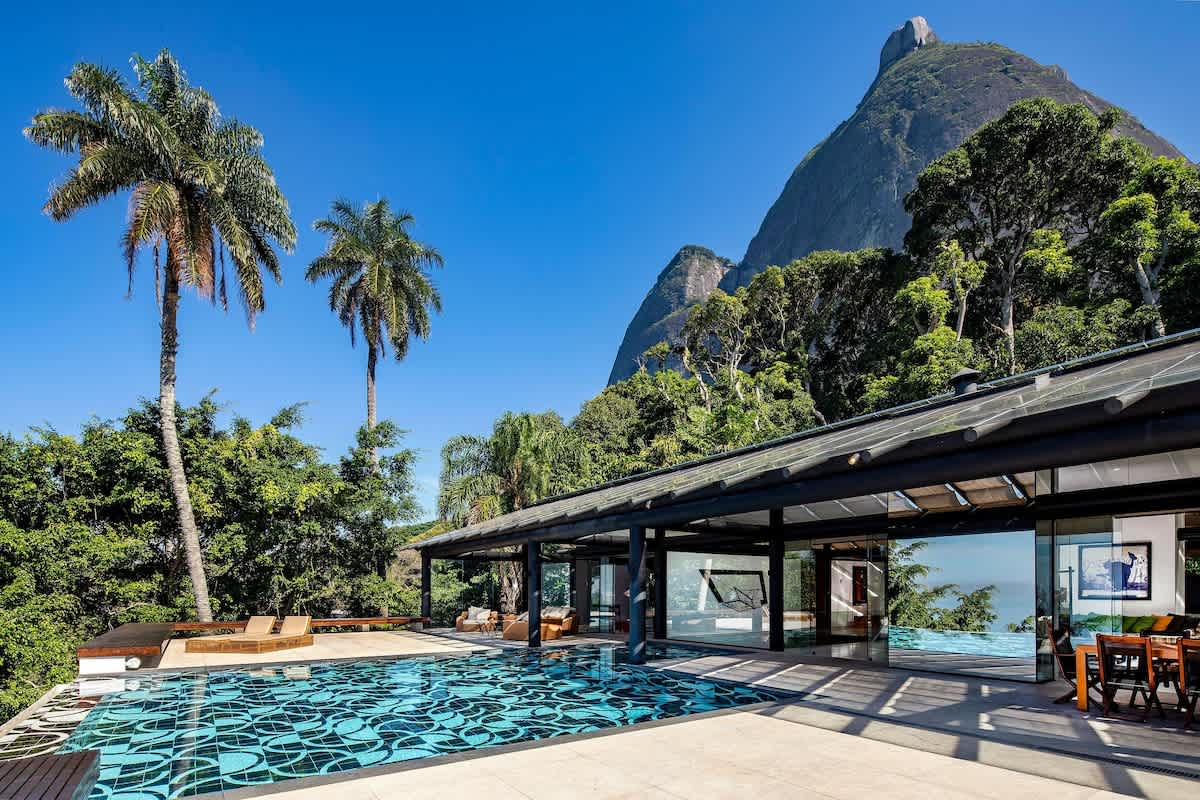 saoconradorio.com — five-suite villa with infinity pool below the Pedra da Gávea in São Conrado, Rio de Janeiro