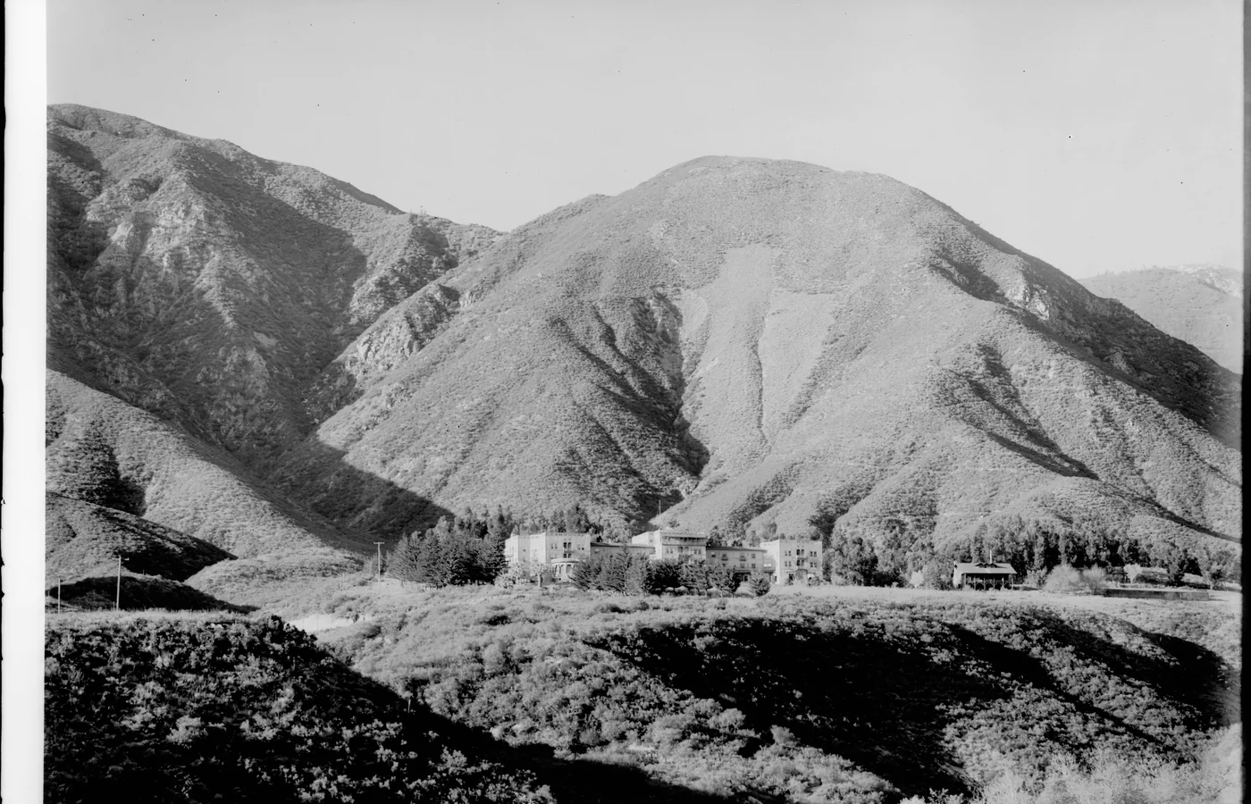 A 1910 view of the natural arrowhead landmark and the Arrowhead Springs Hotel at the base of the San Bernardino Mountains