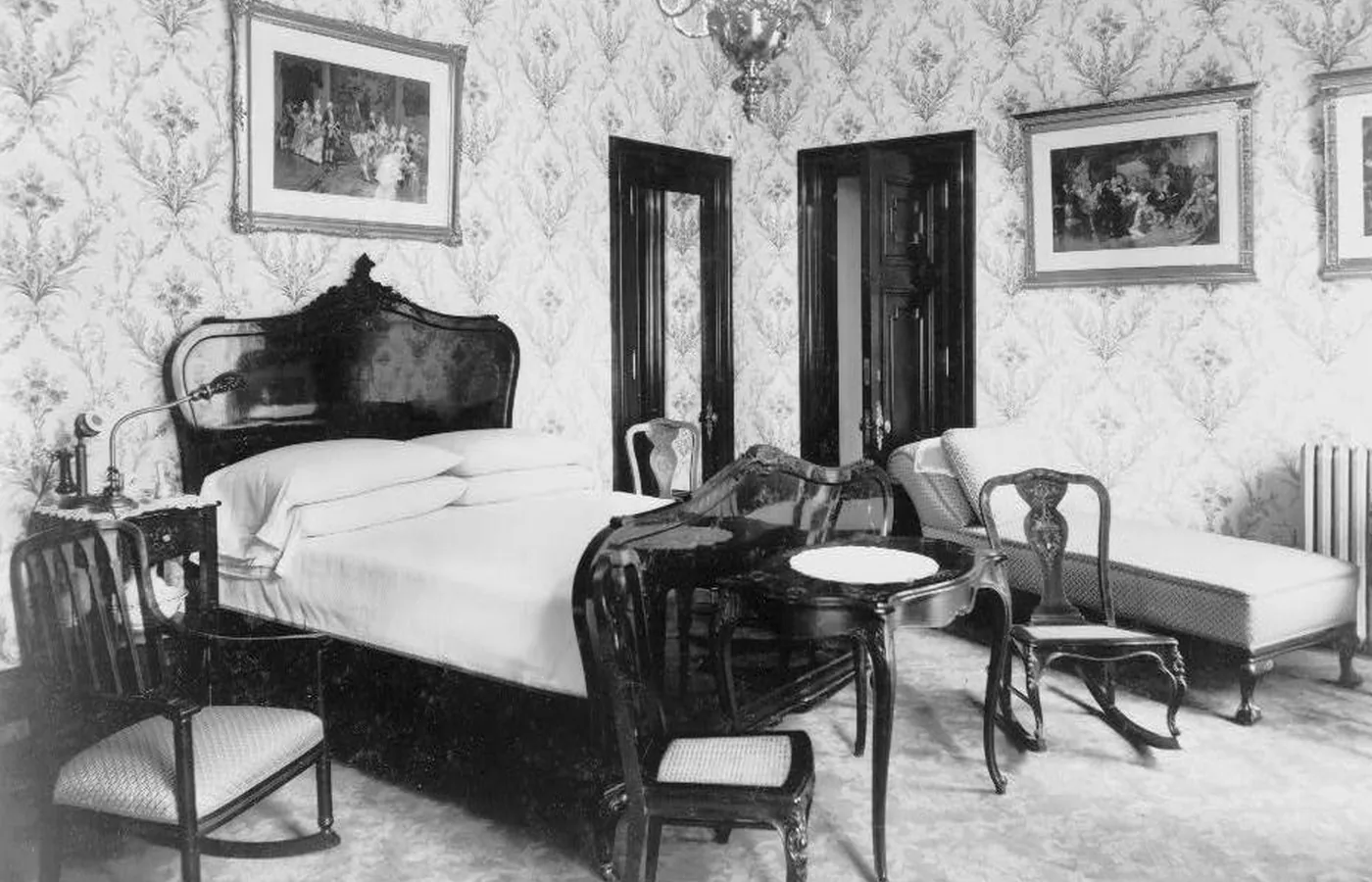 William Rau photograph of a guest bedroom in the Bellevue-Stratford Hotel, Philadelphia, in the early 1900s