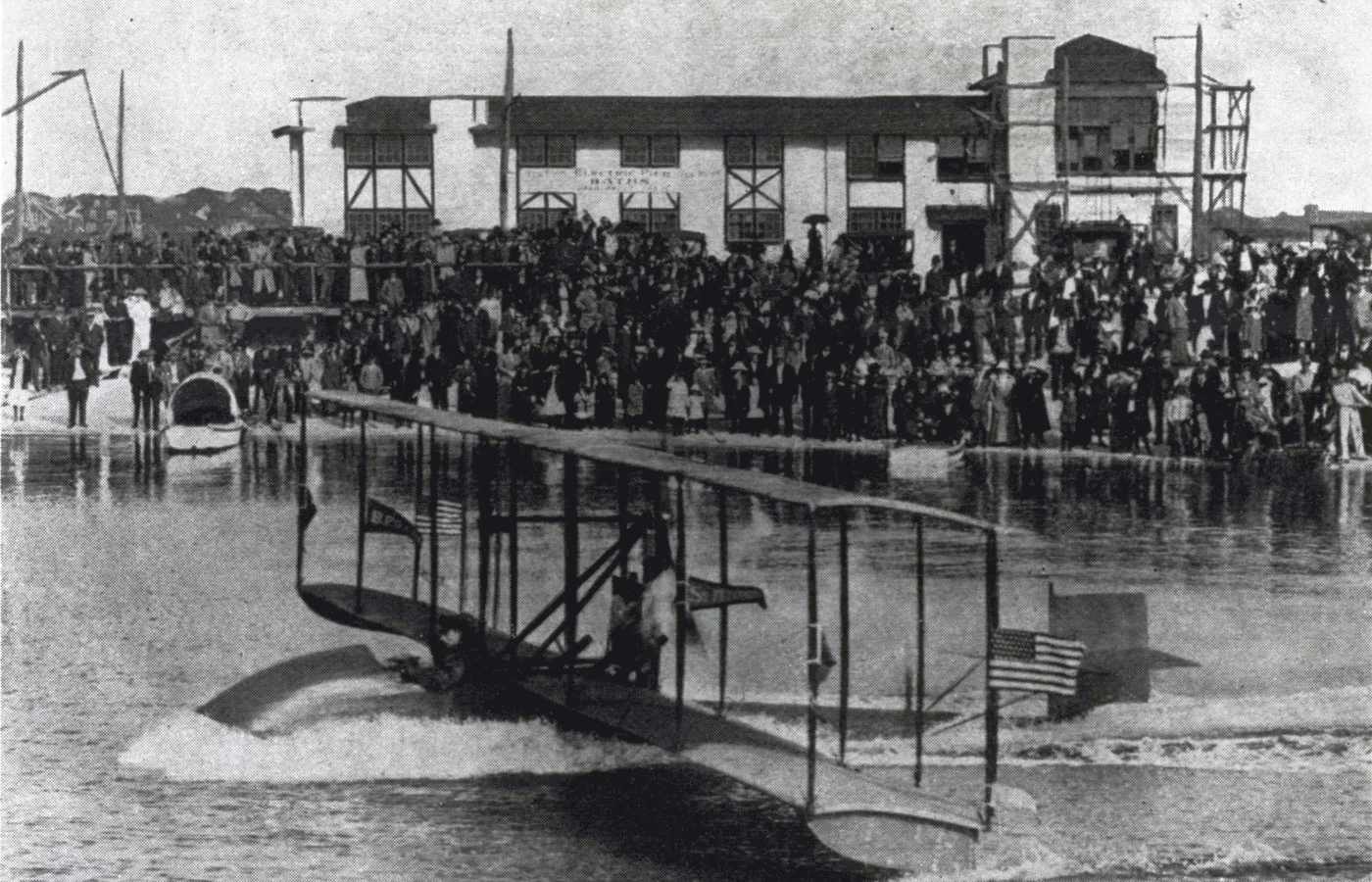 The Benoist airboat of the St. Petersburg–Tampa Airboat Line, which flew the world's first scheduled airline flight on January 1, 1914