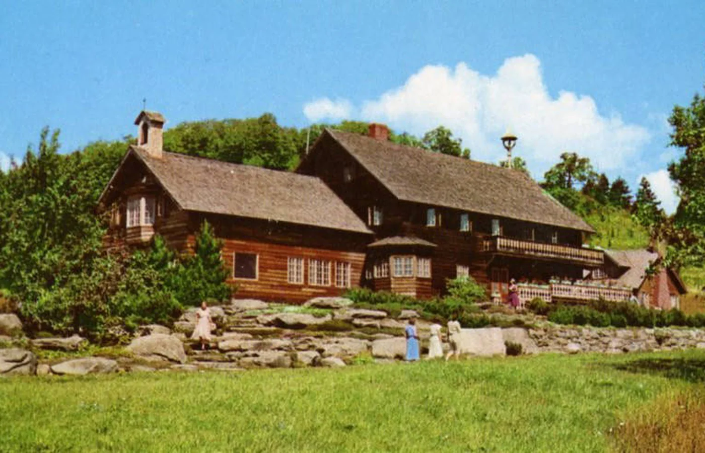 Postcard of Cor Unum, the Trapp family home in Stowe, Vermont, that became the Trapp Family Lodge