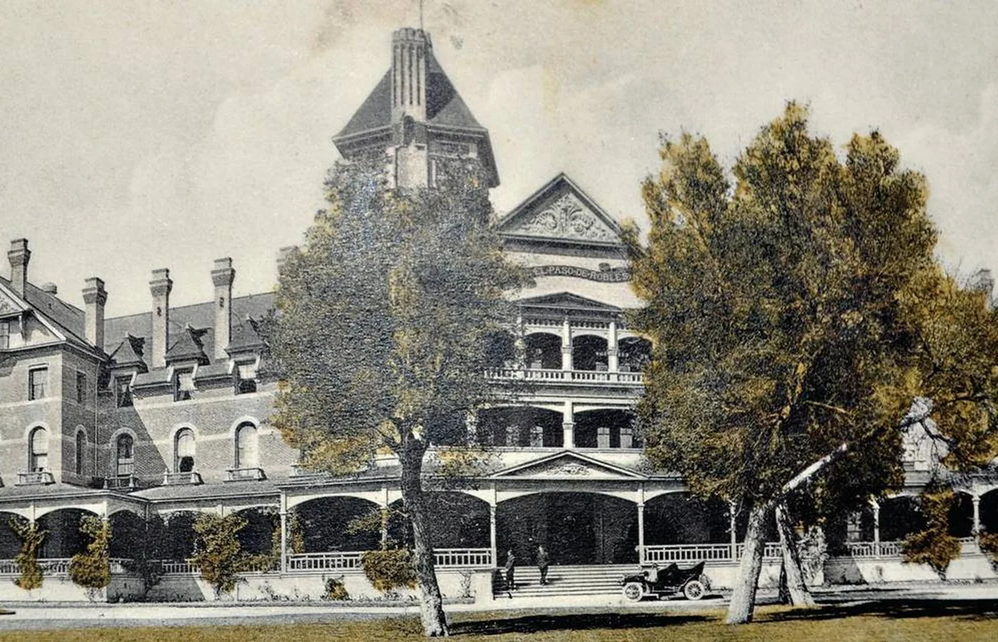 The El Paso de Robles Hotel and hot springs resort around 1919, the health resort that first drew travelers to Paso Robles