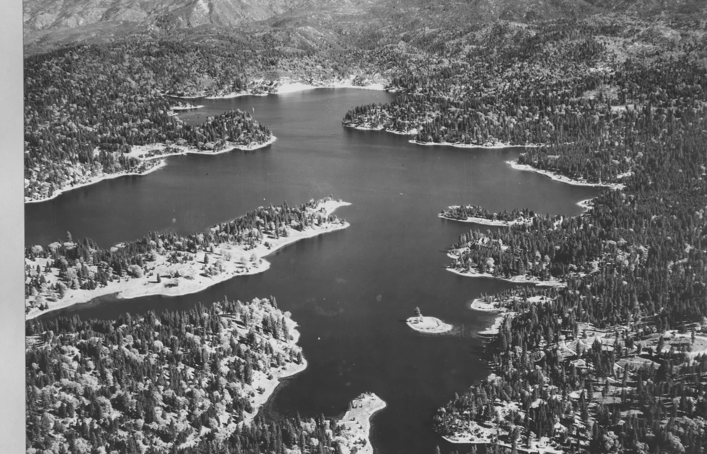 Black-and-white aerial photograph of Lake Arrowhead in the San Bernardino Mountains