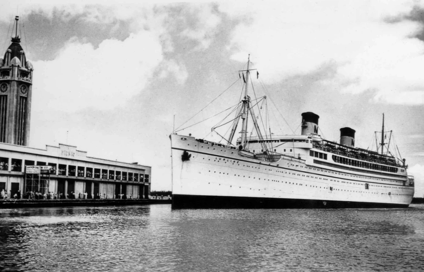 The Matson liner SS Lurline arriving at Honolulu in the 1930s, when Boat Days greeted every ship with music and leis