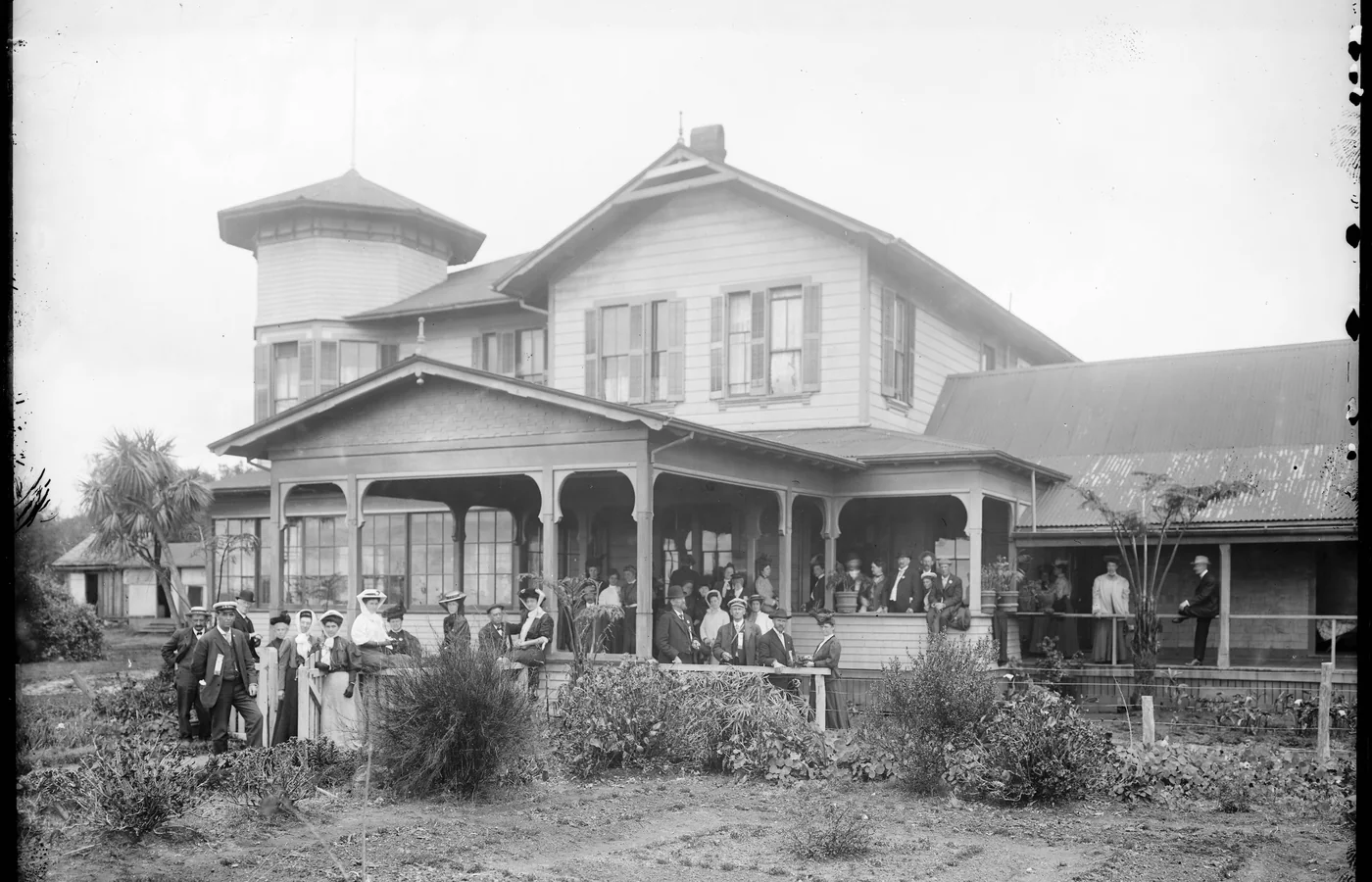 A 1907 Los Angeles Chamber of Commerce tour group posed at the Volcano House hotel on the rim of Kilauea, island of Hawaii