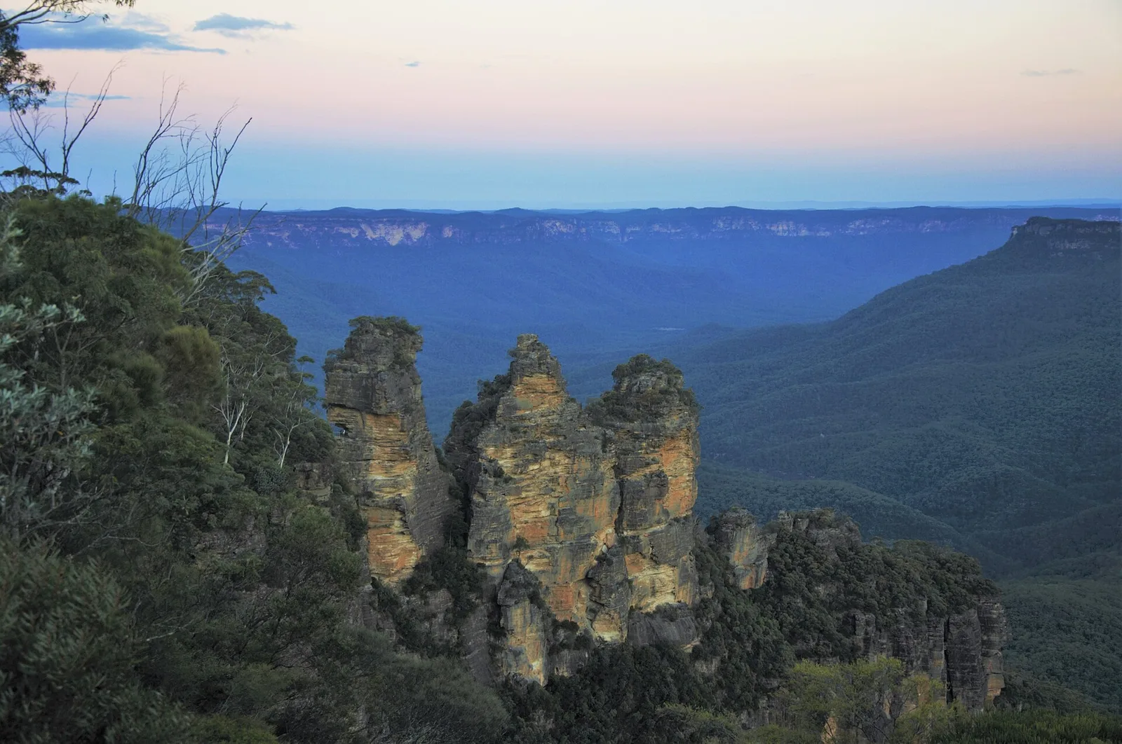 The typical blue haze in the Jamison Valley behand the Three Sister — Blue Mountains airbnb marketing