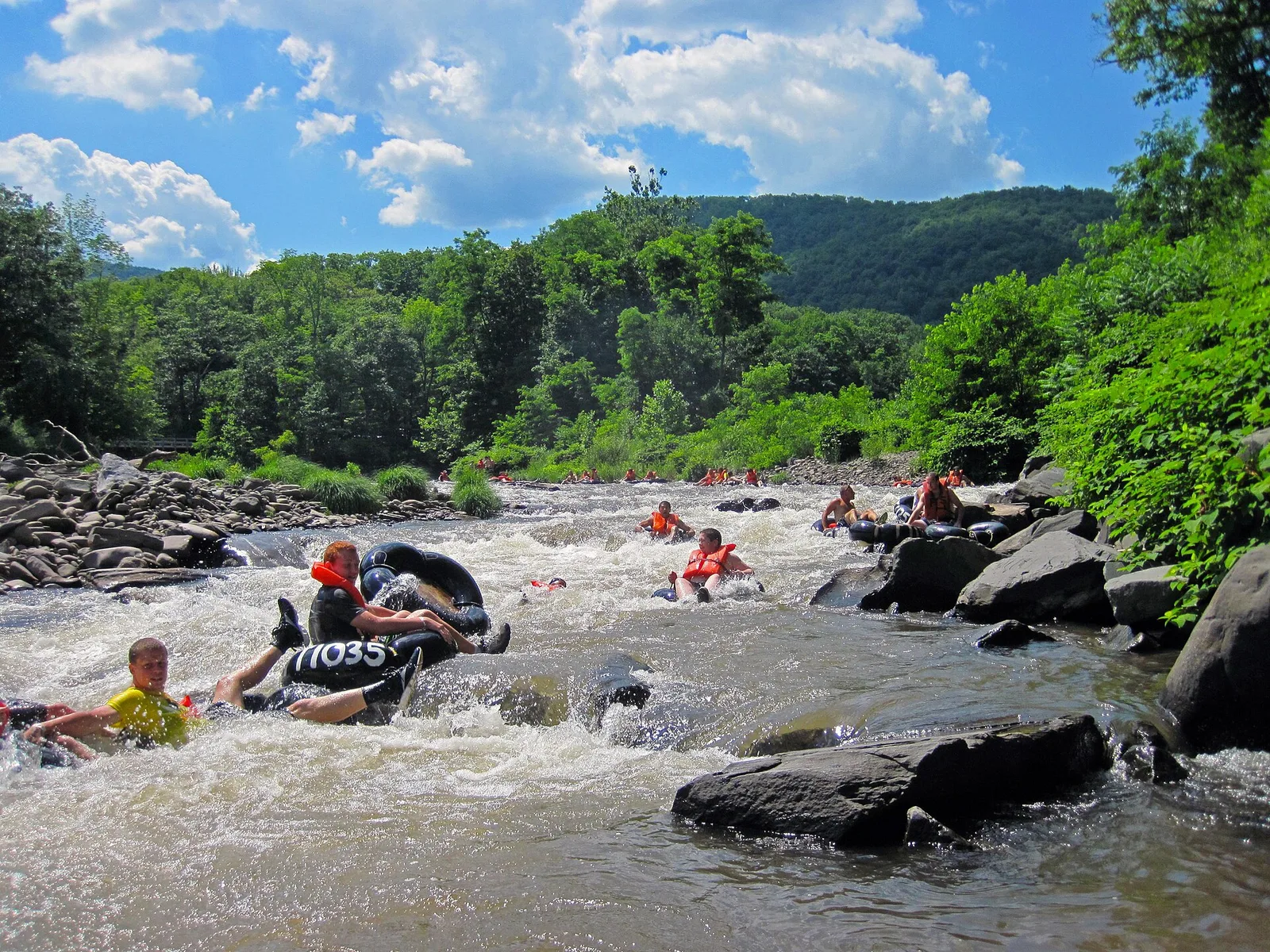 Tubers on Esopus Creek — The Catskills airbnb marketing