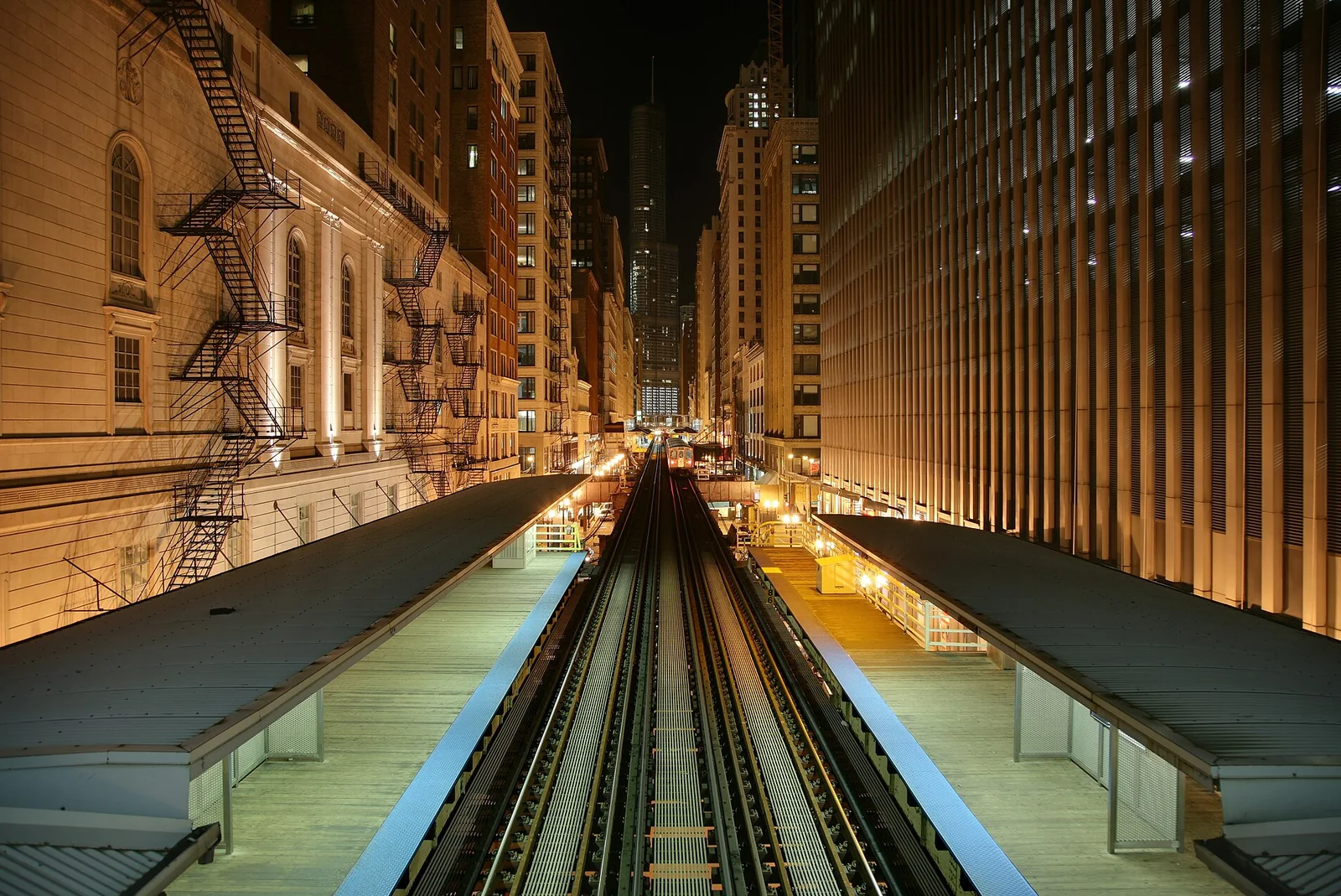 The L at night, Chicago — Chicago airbnb marketing