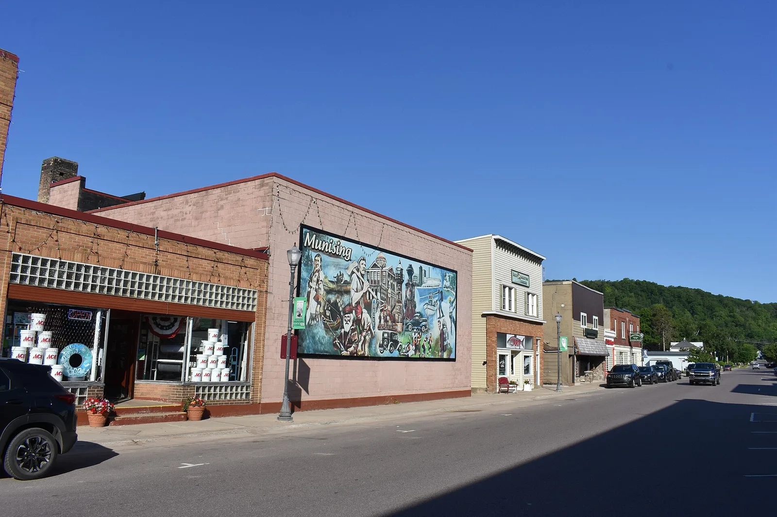Superior St Munising, MI — Munising airbnb marketing