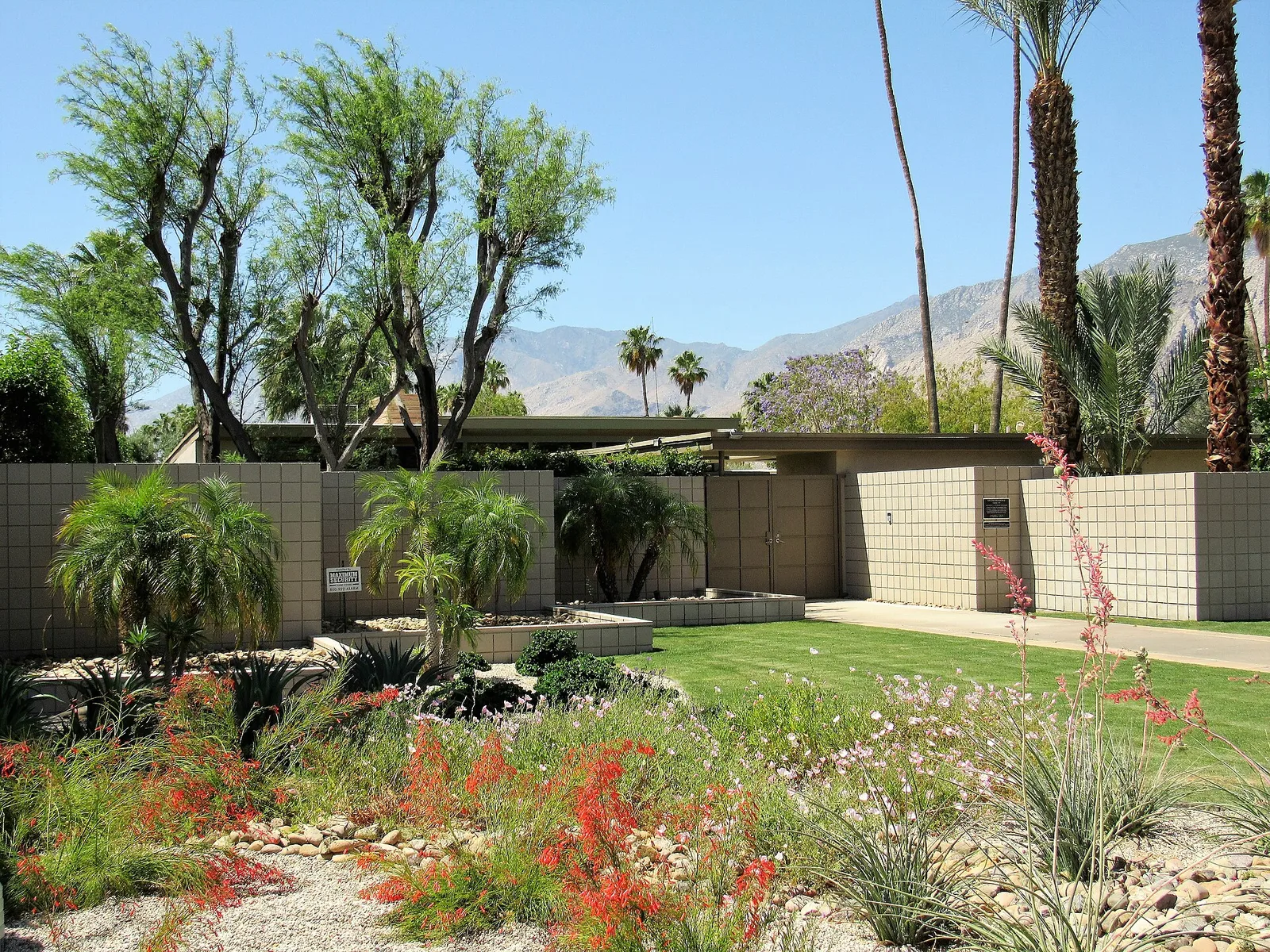 Frank Sinatra House Palm Springs 02 — Palm Springs airbnb marketing
