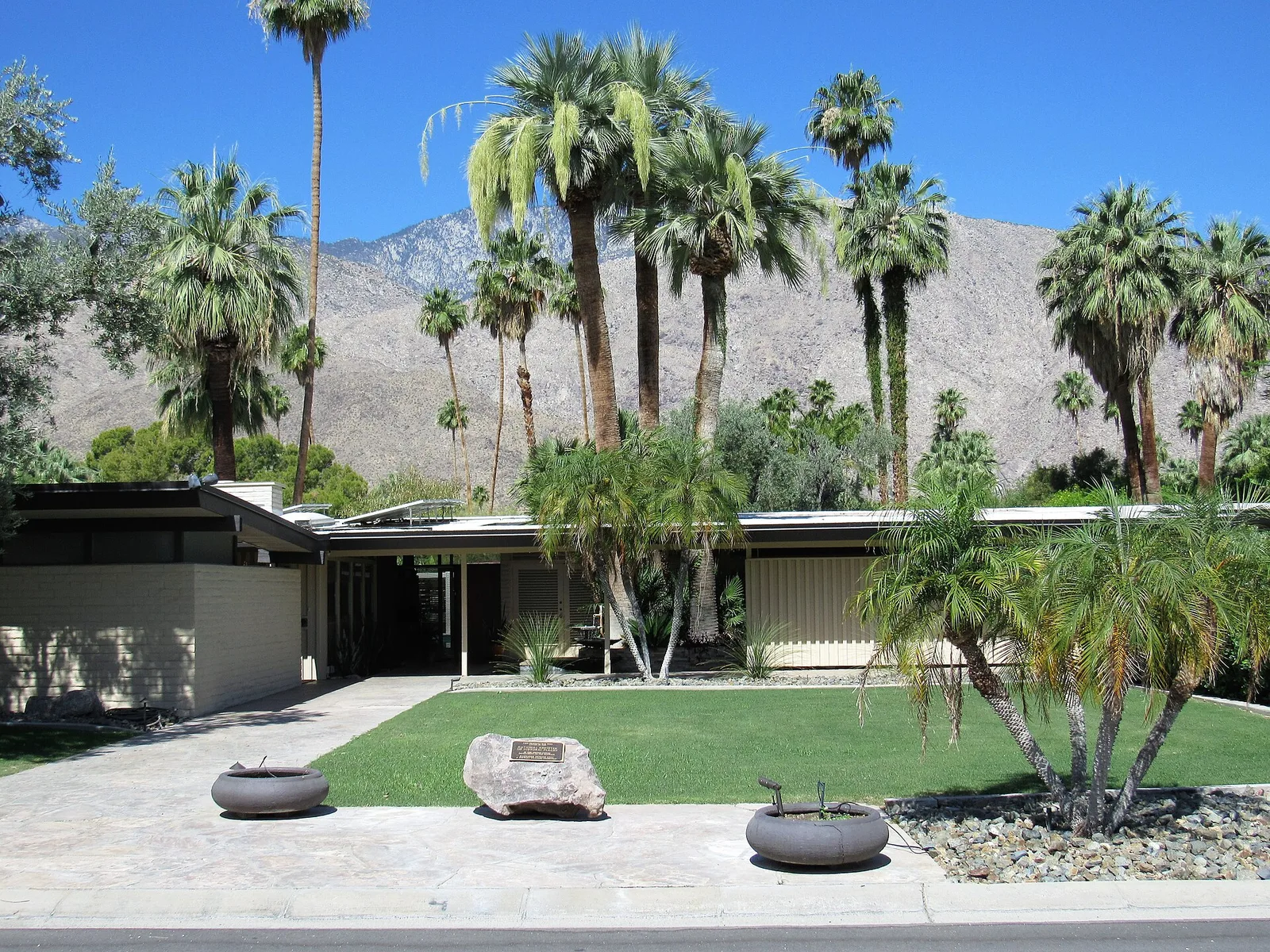 Koerner House 01 — Palm Springs airbnb marketing