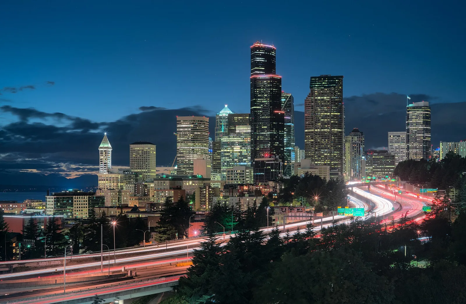 Seattle I 5 skyline dllu — Seattle airbnb marketing