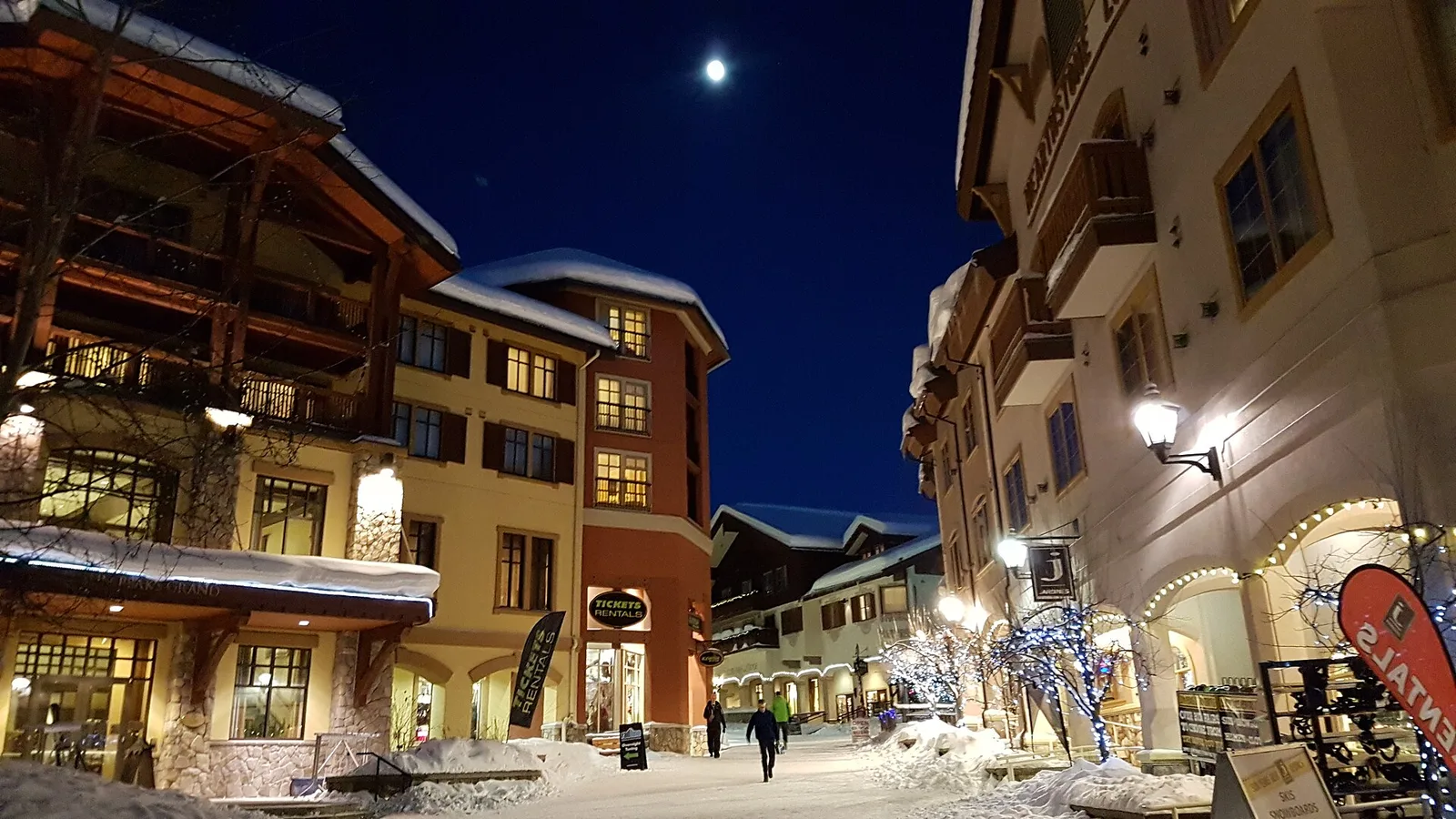 Feb 7 full moon.jpg — Sun Peaks airbnb marketing