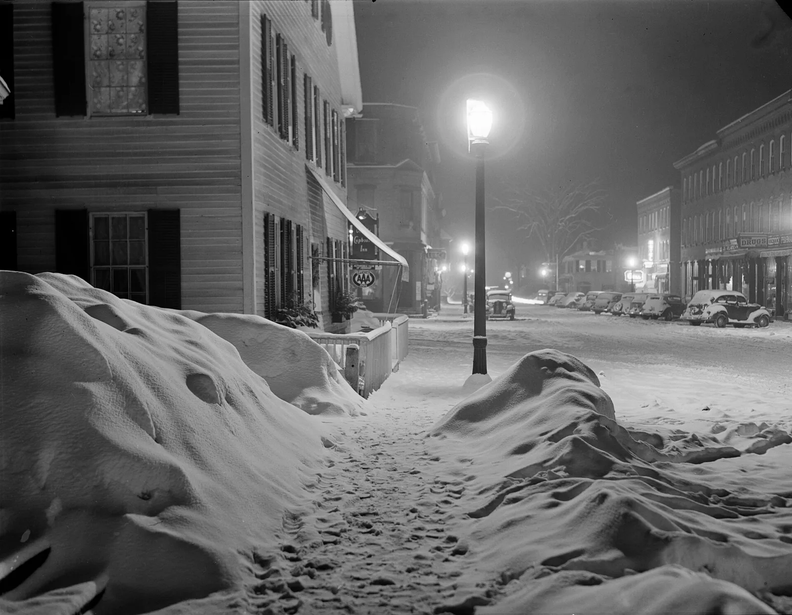 Woodstock Wolcott snowy night — Woodstock airbnb marketing