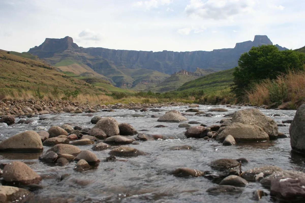 The Amphitheatre escarpment in the northern Drakensberg, seen from the upper Tugela River, KwaZulu-Natal (a landmark inside the park)